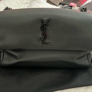 Chic and comfortable crossbody bag in a very good condition.